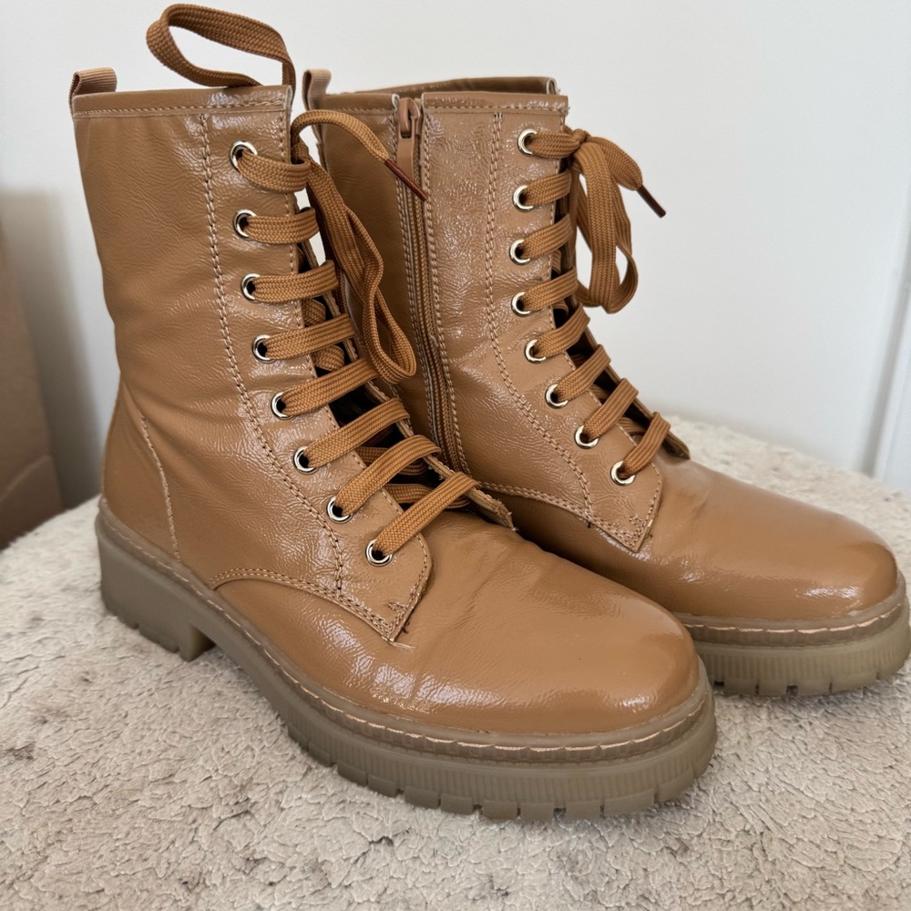 vegan waterproof Aqua-Flex combat boot in patent tan size 9